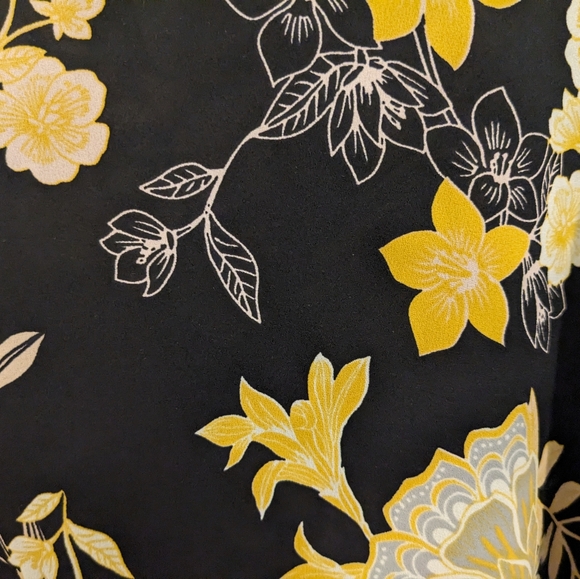LOFT black, flutter sleeve blouse in a yellow floral pattern, size 24 - Picture 6 of 12